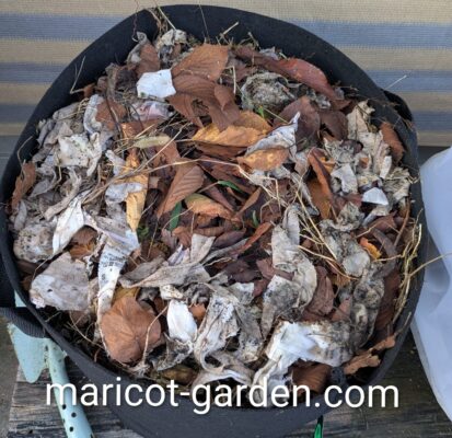 不織布プランターに菌ちゃんのエサをのせました