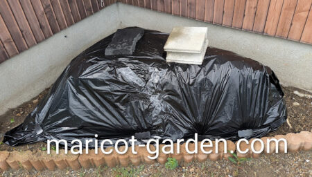 菌ちゃん農法の花壇　マルチを被せる