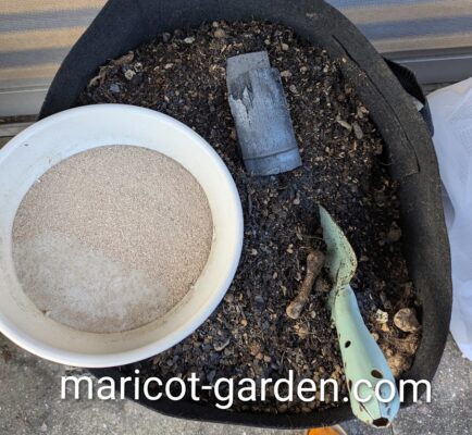 菌ちゃん農法不織布プランターに土を入れた様子