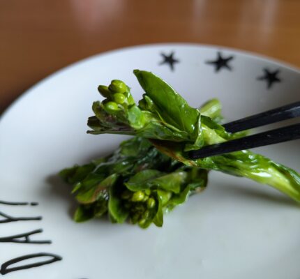 収穫した菜花を調理した様子